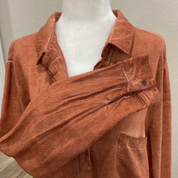 LIKE NEW UMGEE BUTTON DOWN TOP - Picture 8 of 10